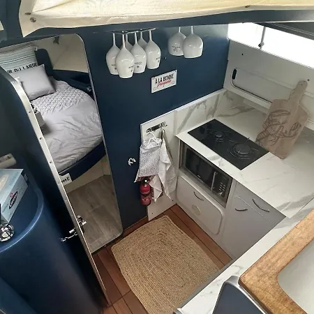 Vedette Location à La Nuitée Sur L Eau Bateau-hôtel *