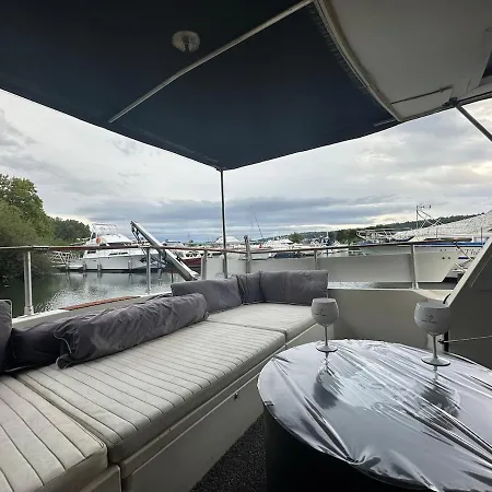 Vedette Location A La Nuitee Sur L Eau Botel