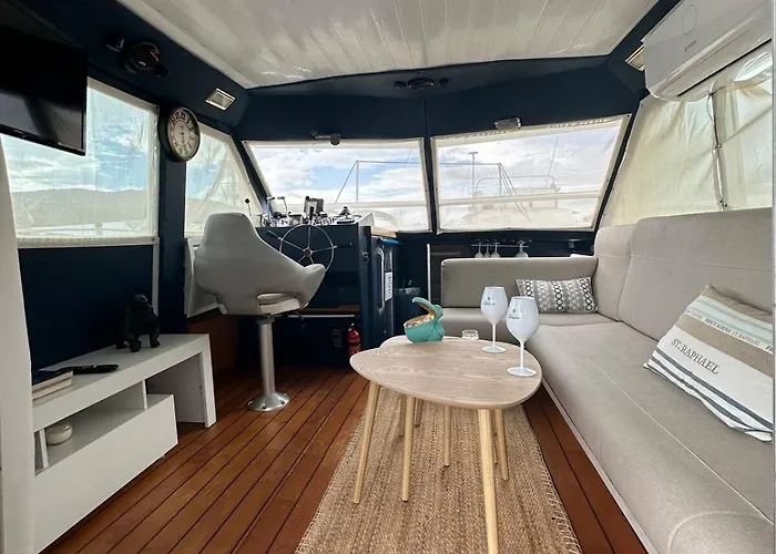 Vedette Location A La Nuitee Sur L Eau Botel